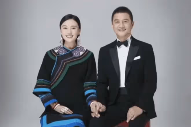 李亞鵬帶妻女觀測節氣，親手喂老婆喝湯，給小女兒印年畫畫面溫馨