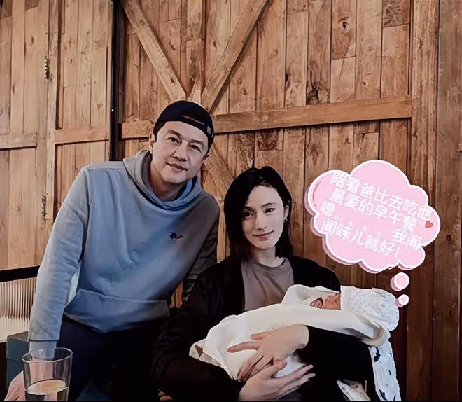 李亞鵬帶妻女觀測節氣，親手喂老婆喝湯，給小女兒印年畫畫面溫馨