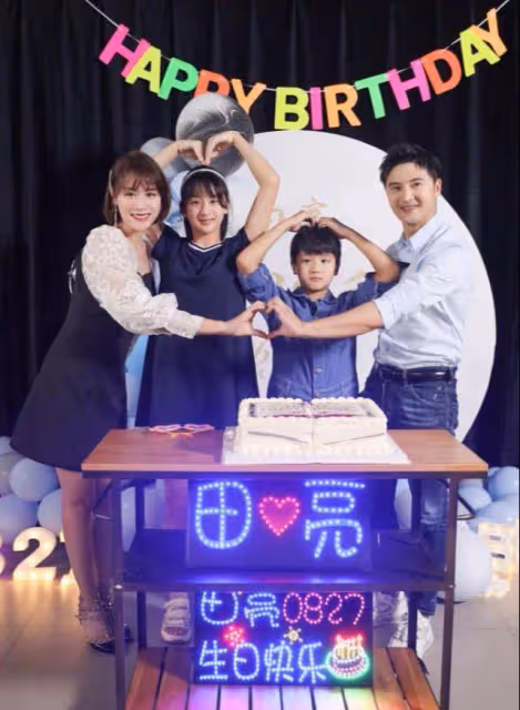「跳水王子」田亮過生日，一家四口溫馨合影，夫妻倆依舊恩愛無比