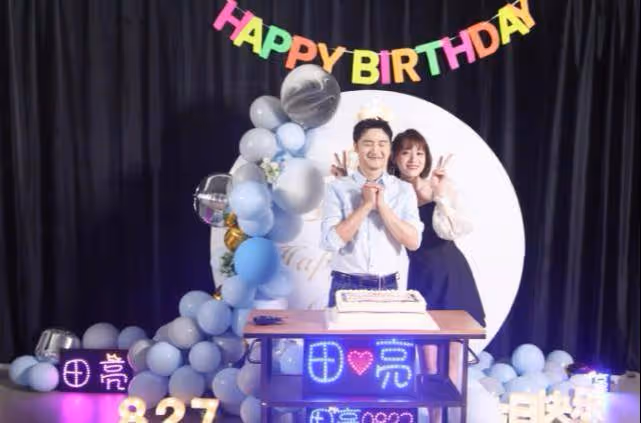 「跳水王子」田亮過生日，一家四口溫馨合影，夫妻倆依舊恩愛無比