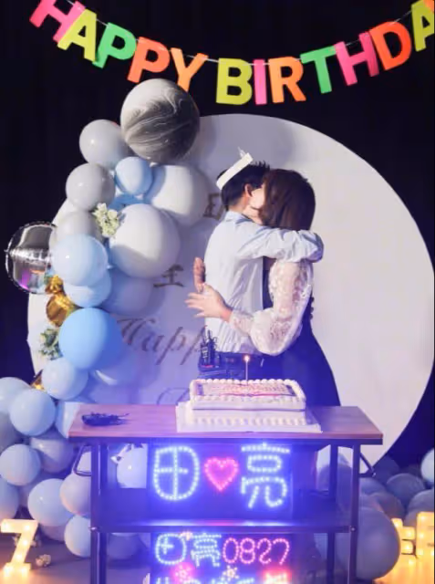 「跳水王子」田亮過生日，一家四口溫馨合影，夫妻倆依舊恩愛無比