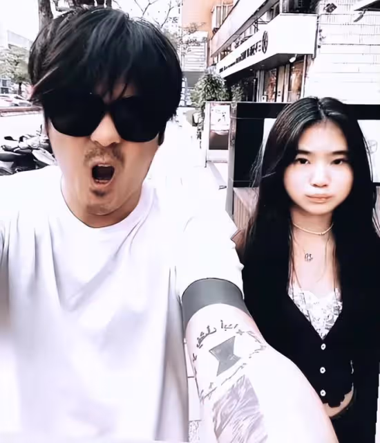 曹格曬12歲女兒，姐姐穿露腰裝嘴巴像宋慧喬，被爸爸親吻滿臉嫌棄