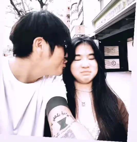 曹格曬12歲女兒，姐姐穿露腰裝嘴巴像宋慧喬，被爸爸親吻滿臉嫌棄