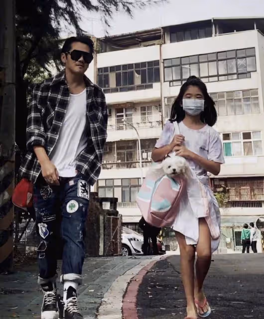 曹格曬12歲女兒，姐姐穿露腰裝嘴巴像宋慧喬，被爸爸親吻滿臉嫌棄