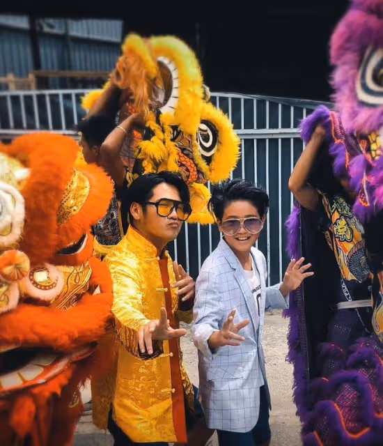 曹格曬12歲女兒，姐姐穿露腰裝嘴巴像宋慧喬，被爸爸親吻滿臉嫌棄