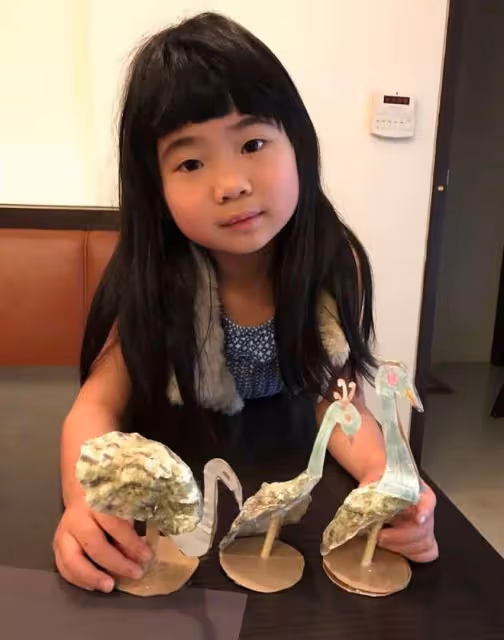 曹格曬12歲女兒，姐姐穿露腰裝嘴巴像宋慧喬，被爸爸親吻滿臉嫌棄