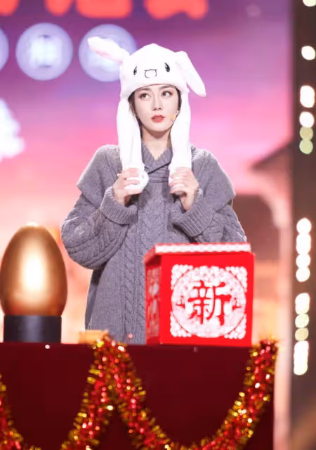迪麗熱巴亮相小年夜晚會,深灰色毛衣搭配百褶裙,時髦又顯個性!