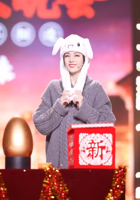 迪麗熱巴亮相小年夜晚會,深灰色毛衣搭配百褶裙,時髦又顯個性!