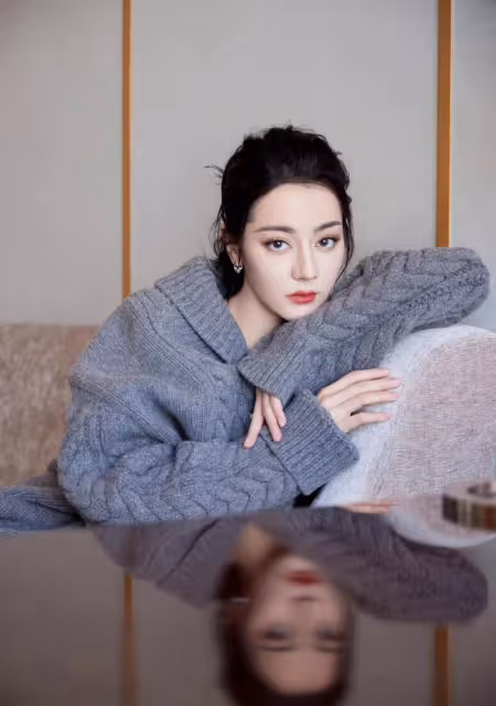迪麗熱巴亮相小年夜晚會,深灰色毛衣搭配百褶裙,時髦又顯個性!