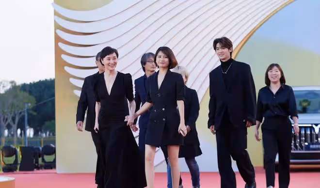 吳越再次美出圈!黑裙配短髮宛如甜美精靈,不結婚不生娃狀態能打