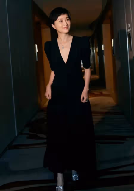 吳越再次美出圈!黑裙配短髮宛如甜美精靈,不結婚不生娃狀態能打