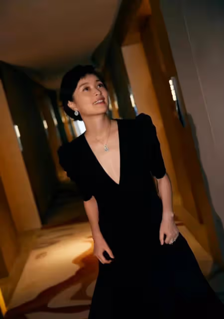 吳越再次美出圈!黑裙配短髮宛如甜美精靈,不結婚不生娃狀態能打