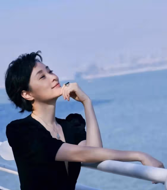 吳越再次美出圈!黑裙配短髮宛如甜美精靈,不結婚不生娃狀態能打