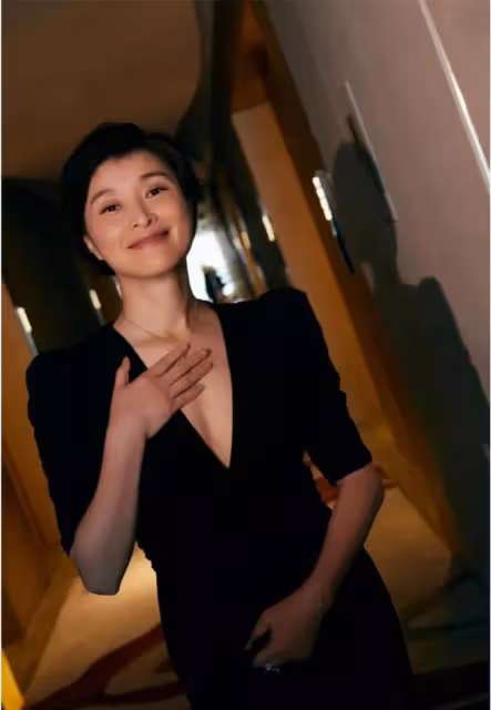 吳越再次美出圈!黑裙配短髮宛如甜美精靈,不結婚不生娃狀態能打
