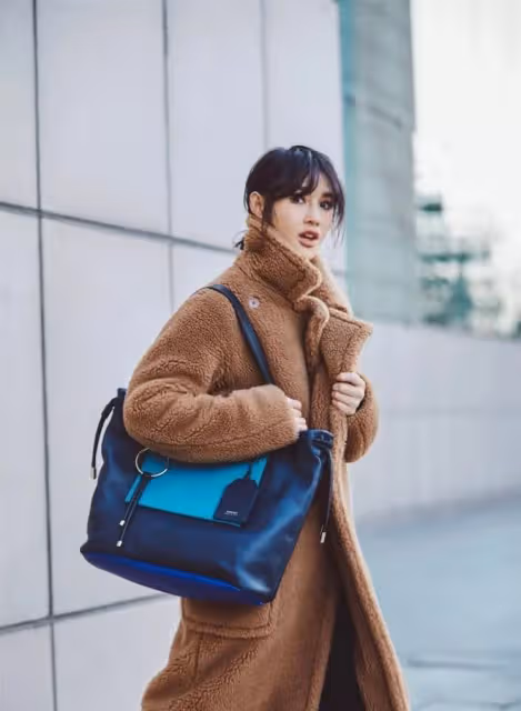 「泰迪熊外套+小腳褲」才是今冬最流行穿搭,時髦保暖,人見人夸