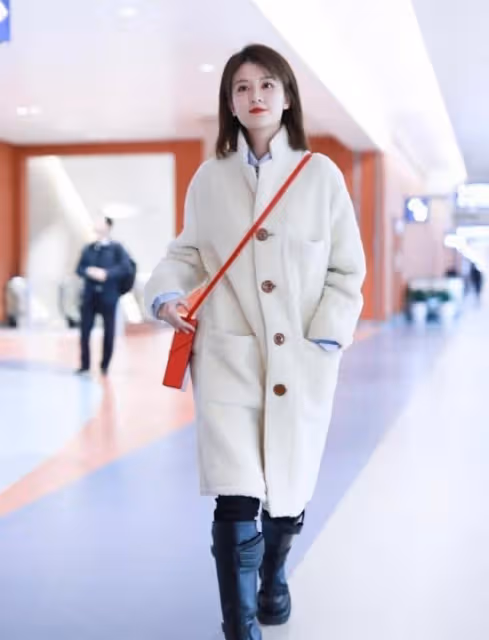 「泰迪熊外套+小腳褲」才是今冬最流行穿搭,時髦保暖,人見人夸