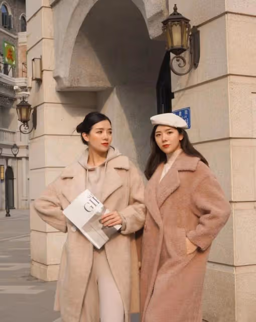 「泰迪熊外套+小腳褲」才是今冬最流行穿搭,時髦保暖,人見人夸