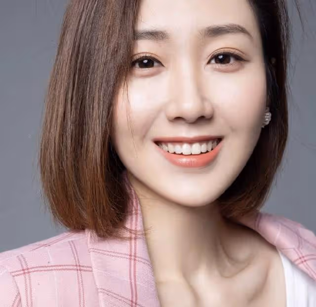 28歲美女首次主持央視春晚狀況多！太緊張抓壞牛仔褲，高跟鞋卡縫