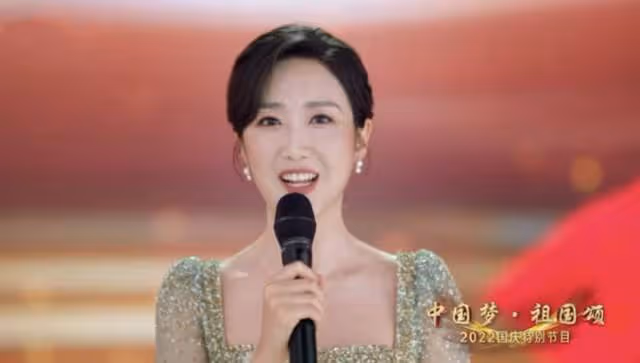 28歲美女首次主持央視春晚狀況多！太緊張抓壞牛仔褲，高跟鞋卡縫