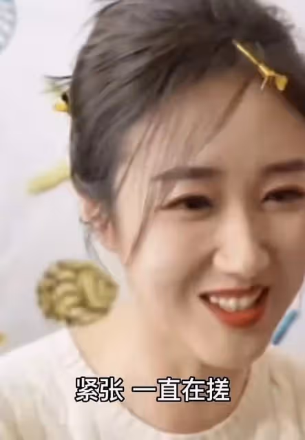 28歲美女首次主持央視春晚狀況多！太緊張抓壞牛仔褲，高跟鞋卡縫