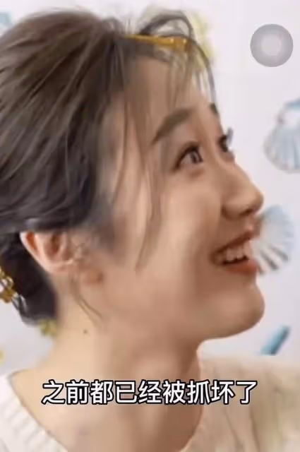 28歲美女首次主持央視春晚狀況多！太緊張抓壞牛仔褲，高跟鞋卡縫