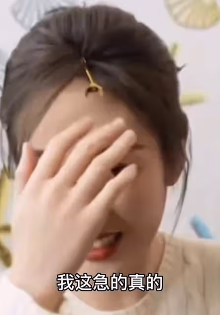 28歲美女首次主持央視春晚狀況多！太緊張抓壞牛仔褲，高跟鞋卡縫