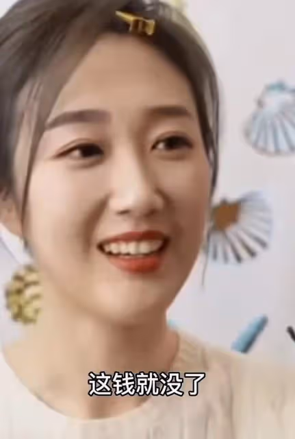 28歲美女首次主持央視春晚狀況多!太緊張抓壞牛仔褲,高跟鞋卡縫