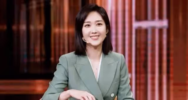 28歲美女首次主持央視春晚狀況多!太緊張抓壞牛仔褲,高跟鞋卡縫