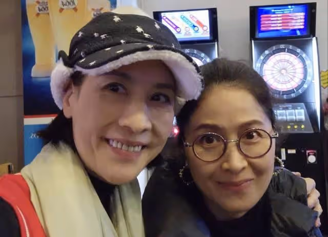 香港資深藝人重現江湖!婚內出軌人設崩塌,遭TVB裁員轉行賣保險