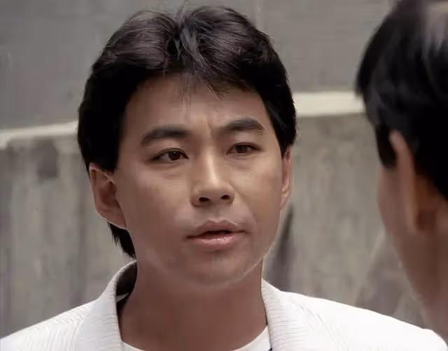 香港資深藝人重現江湖!婚內出軌人設崩塌,遭TVB裁員轉行賣保險