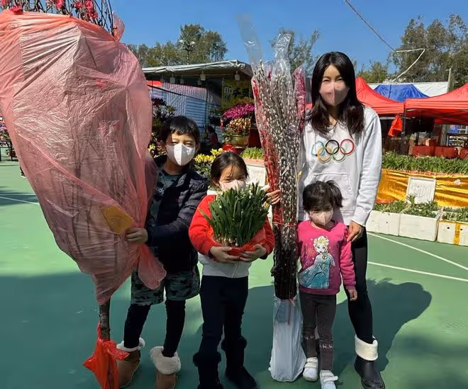 郭晶晶大掃除逛花市迎新年,9歲兒子搬運年花,倆女兒擦桌很乖巧