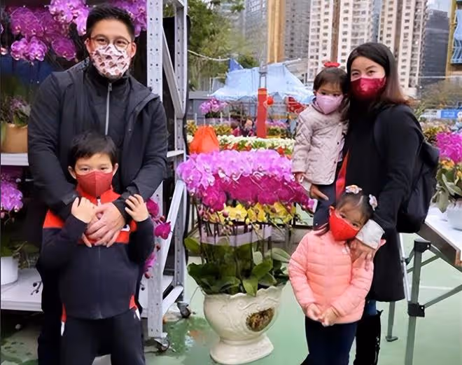 郭晶晶大掃除逛花市迎新年,9歲兒子搬運年花,倆女兒擦桌很乖巧