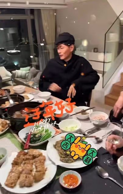 60歲江華約好友吃新年大餐,喝到滿臉很盡興,大方曝光豪宅價格
