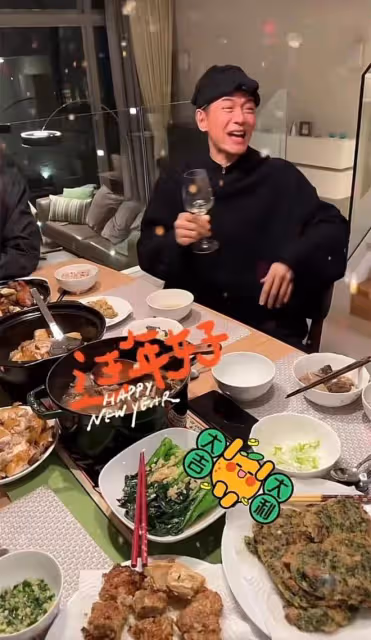 60歲江華約好友吃新年大餐,喝到滿臉很盡興,大方曝光豪宅價格