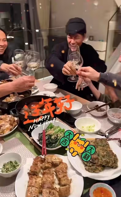 60歲江華約好友吃新年大餐,喝到滿臉很盡興,大方曝光豪宅價格