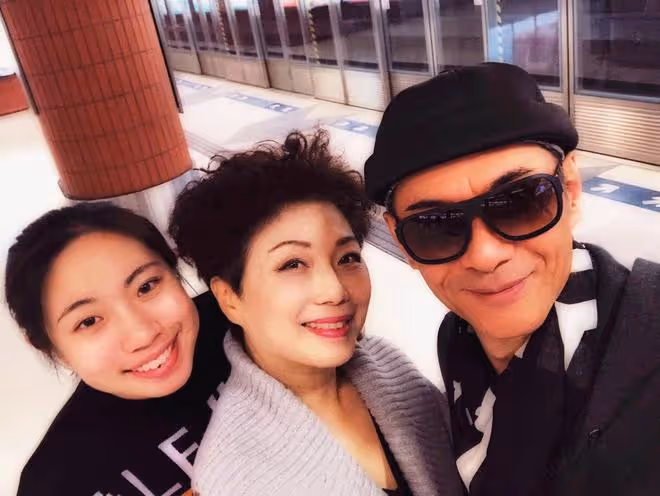 60歲江華約好友吃新年大餐,喝到滿臉很盡興,大方曝光豪宅價格