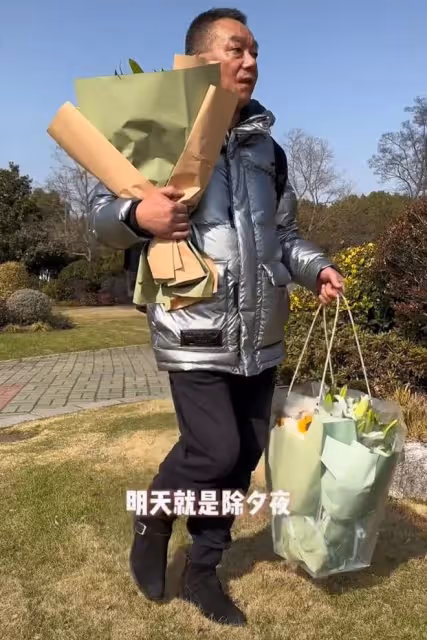 喬任梁去世6周年,喬爸年前獨自為兒子掃墓,神色哀傷惹人淚目