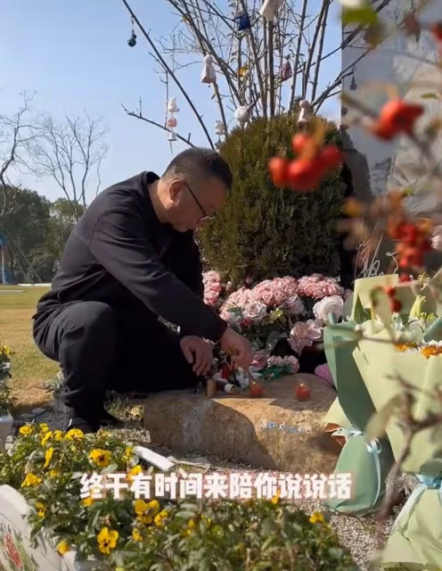 喬任梁去世6周年,喬爸年前獨自為兒子掃墓,神色哀傷惹人淚目