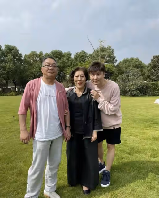 喬任梁去世6周年,喬爸年前獨自為兒子掃墓,神色哀傷惹人淚目
