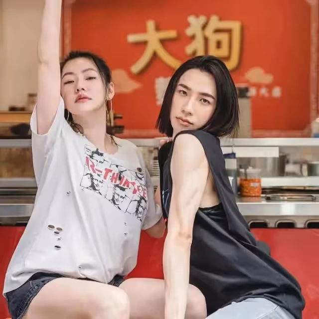小S邀請唐老師上節目，對方展示絕活大放異彩，不懼汪小菲的攻擊