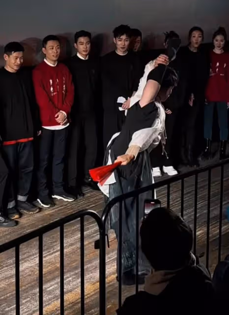 好暖！首映禮上，學生突向張藝謀勇敢自薦，岳雲鵬兩個舉動引盛讚