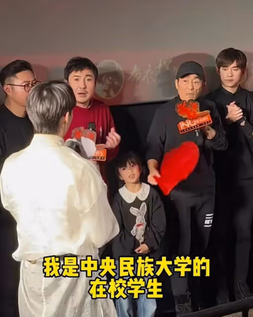 好暖！首映禮上，學生突向張藝謀勇敢自薦，岳雲鵬兩個舉動引盛讚