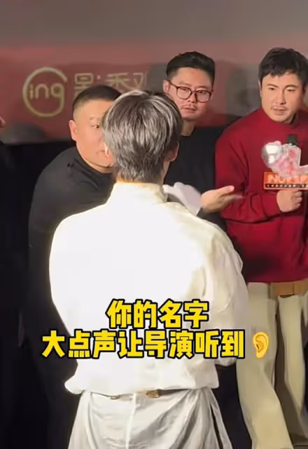 好暖！首映禮上，學生突向張藝謀勇敢自薦，岳雲鵬兩個舉動引盛讚