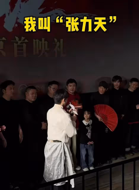 好暖！首映禮上，學生突向張藝謀勇敢自薦，岳雲鵬兩個舉動引盛讚