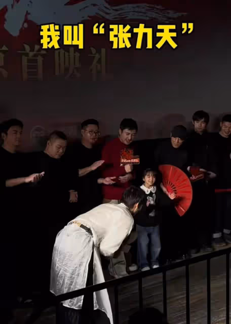 好暖！首映禮上，學生突向張藝謀勇敢自薦，岳雲鵬兩個舉動引盛讚