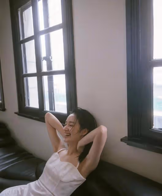 郭曉婷穿淺色弔帶裙，濕發披肩的朦朧感真的太美了！
