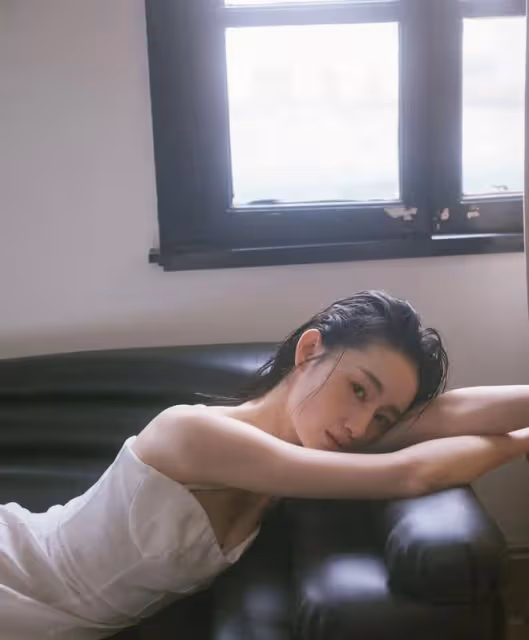 郭曉婷穿淺色弔帶裙，濕發披肩的朦朧感真的太美了！