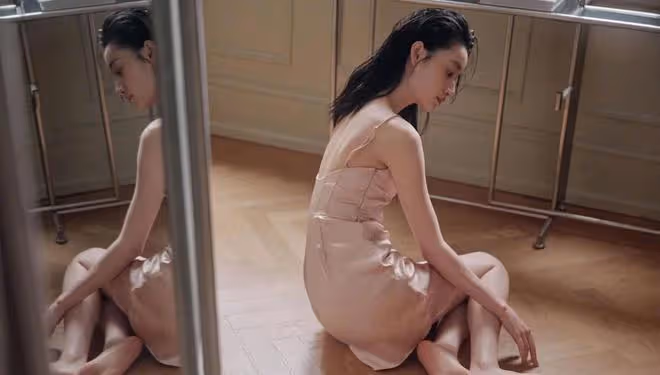 郭曉婷穿淺色弔帶裙，濕發披肩的朦朧感真的太美了！