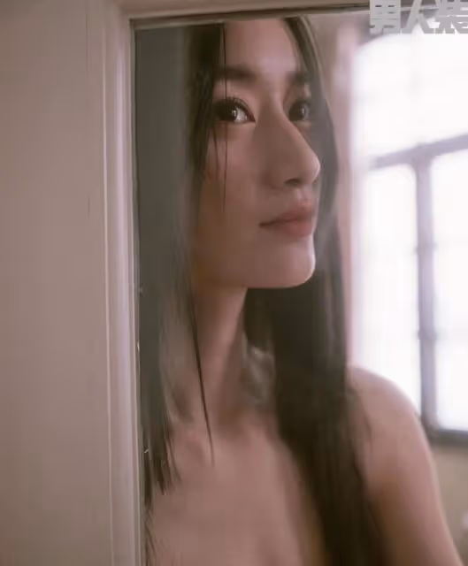郭曉婷穿淺色弔帶裙，濕發披肩的朦朧感真的太美了！