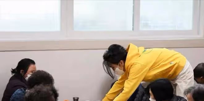 韓國第一夫人比總統還忙！穿休閒風亮相被美到，衛衣造型也太嫩了